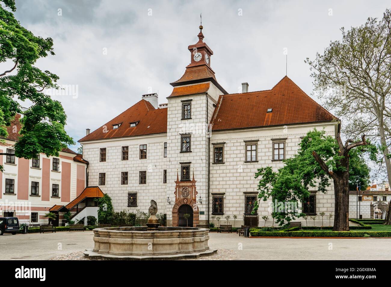 Trebon, République Tchèque - Mai 28,2021.Château Renaissance avec fontaine baroque entouré d'un magnifique parc de style anglais.Château dans une ville thermale populaire Banque D'Images