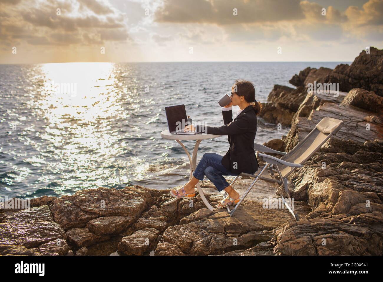 Femme d'affaires travaillant de la plage. Concept de travail à distance. Les indépendants voyagent et travaillent en ligne. Banque D'Images