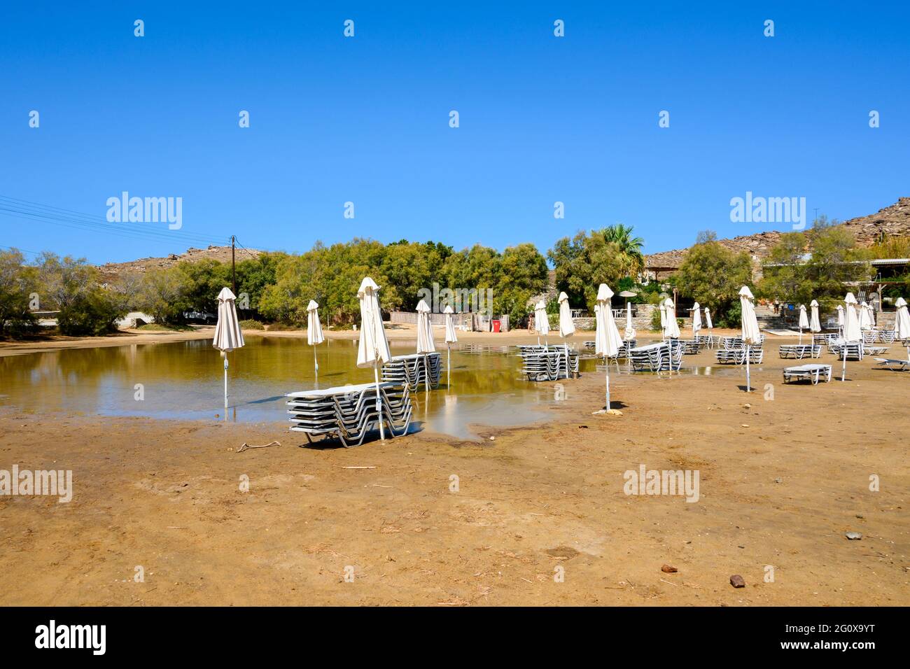 Plage de Monastiri, longue plage de sable située dans une baie rocheuse. Île de Paros, Cyclades, Grèce Banque D'Images