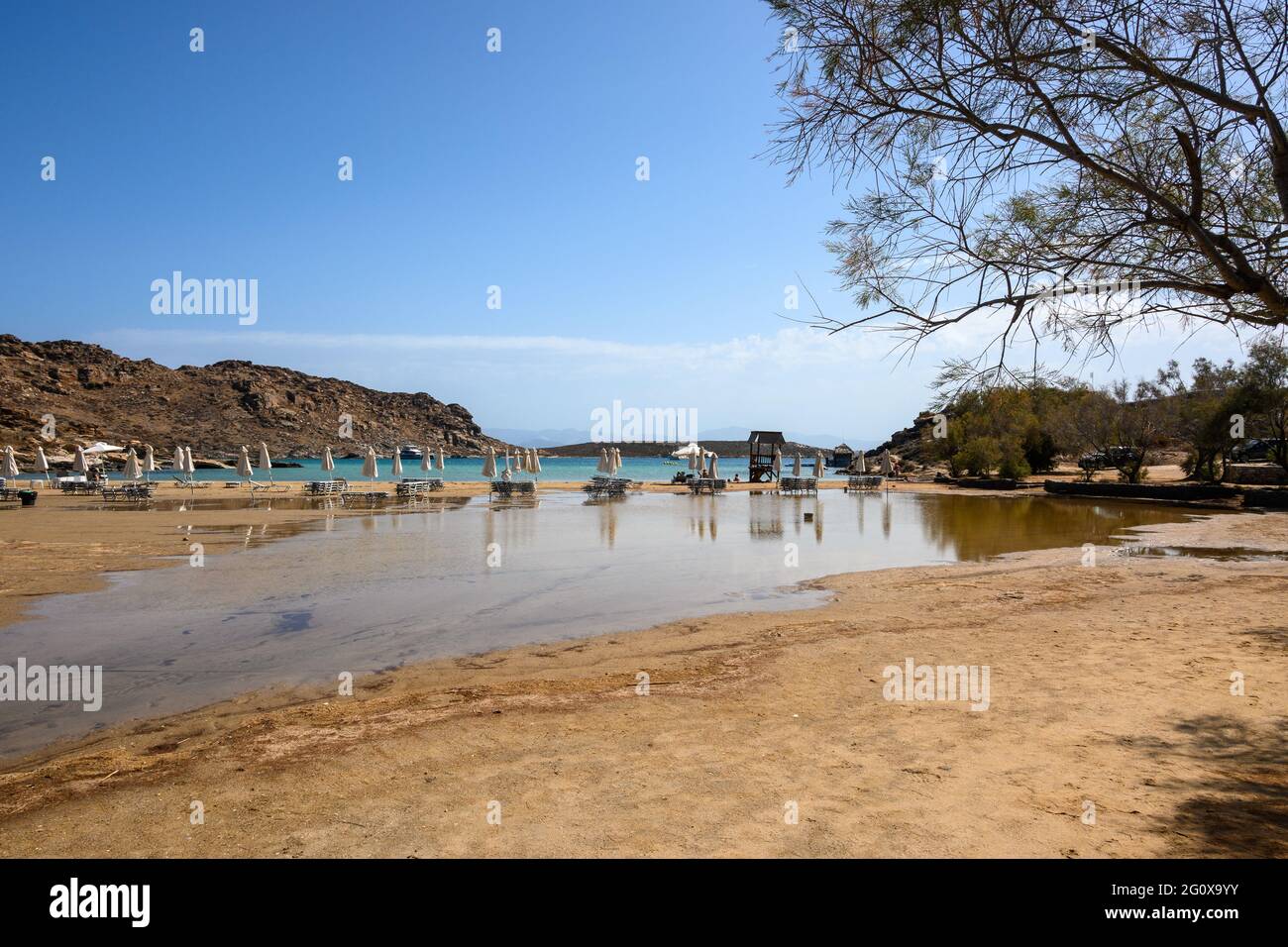 Plage de Monastiri, longue plage de sable située dans une baie rocheuse. Île de Paros, Cyclades, Grèce Banque D'Images