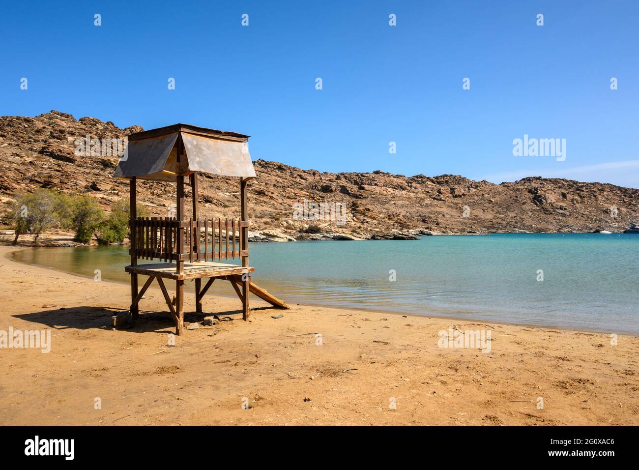 Plage de Monastiri, belle plage de sable située dans une baie rocheuse. Île de Paros, Cyclades, Grèce Banque D'Images