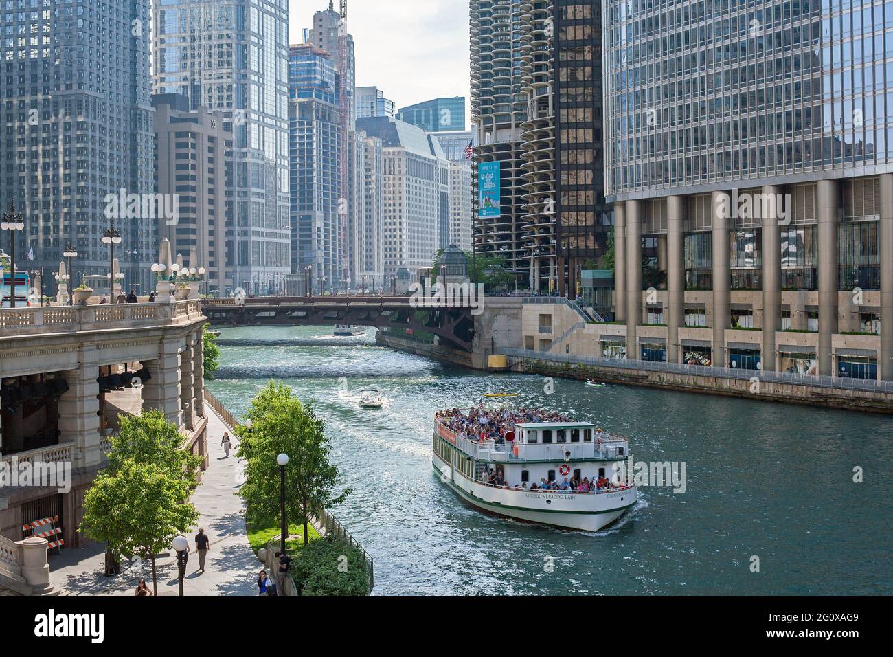 Bateau de tourisme sur la rivière Chicago avec tours de verre derrière sur West Wacker Drive, Chicago, Illinois, États-Unis Banque D'Images
