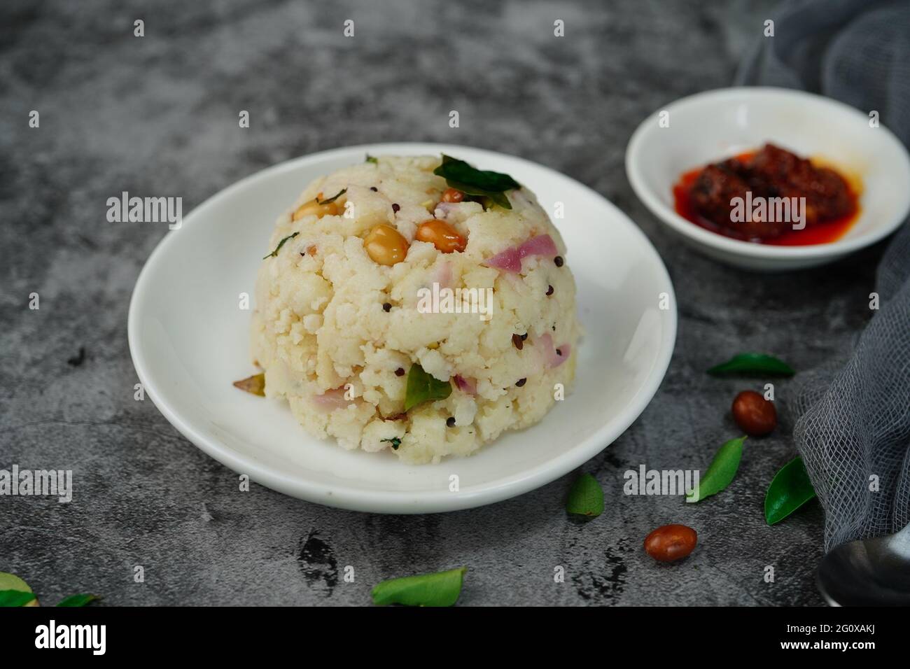 Curd ou thayir upma - petit déjeuner indien du Sud avec semoule et yaourt Banque D'Images