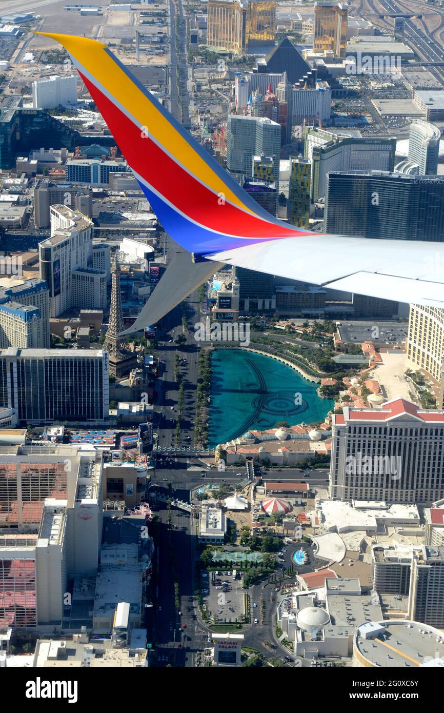 Départ de l'aéroport international McCarran de Las Vegas dans un Boeing 737-800Max de Southwest Airlines avec vue sur le Strip en dessous de la fenêtre Banque D'Images