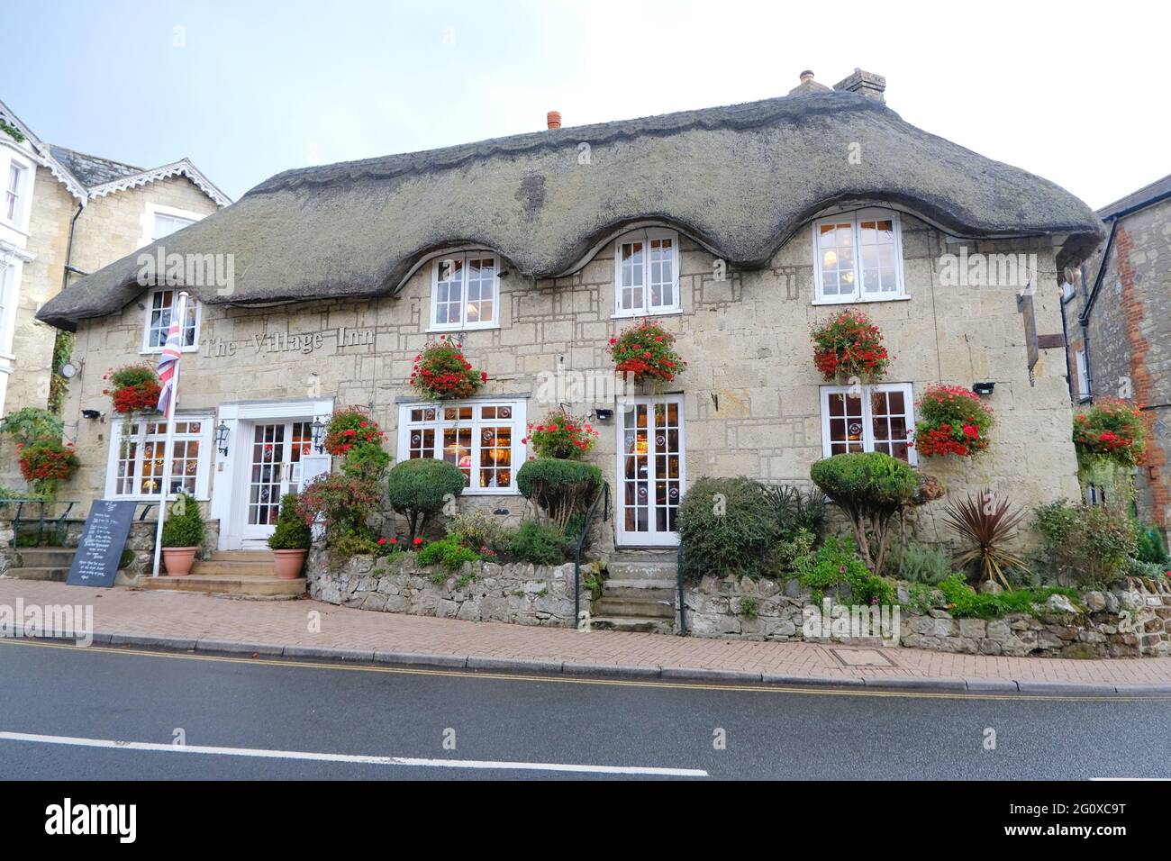 Shanklin, île de Wight, Royaume-Uni. Vue sur le Village Inn situé dans High Street. Plusieurs bâtiments conservent encore leurs toits de chaume traditionnels Banque D'Images