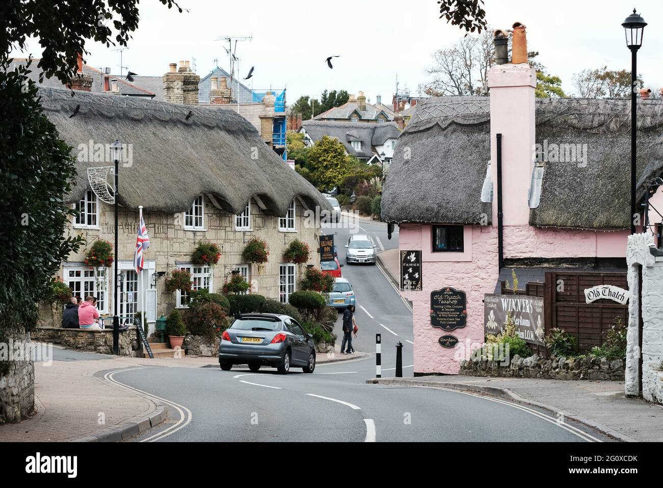 Vue sur la rue haute du village de Shanklin sur l'île de Wight avec des cottages traditionnels et des toits de chaume. Banque D'Images