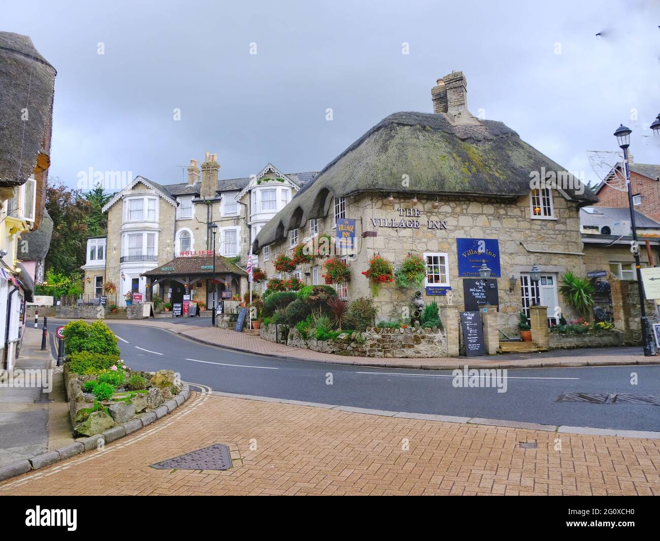Vue sur la rue haute du village de Shanklin sur l'île de Wight avec des cottages traditionnels et des toits de chaume. Banque D'Images