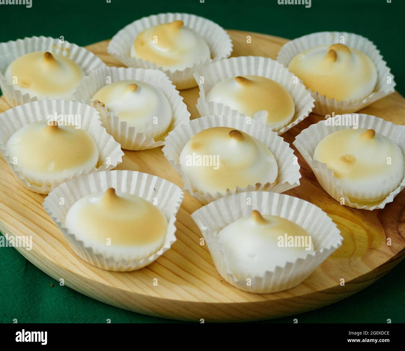 Plusieurs desserts français meringues en silicone moules sur une assiette ronde en bois Banque D'Images