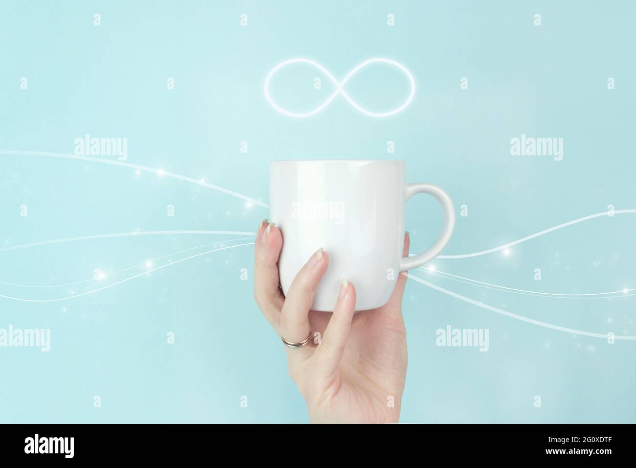 Le chemin infini vers nulle part, le concept de confusion d'affaires. Vue rognée de la main féminine avec une tasse à café blanche et symbole de l'infini sur fond bleu Banque D'Images Le chemin infini vers nulle part, le concept de confusion d'affaires. Vue rognée de la main féminine avec une tasse à café blanche et symbole de l'infini sur fond bleu Banque D'Images