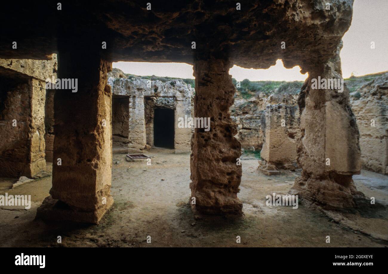 Les tombes des rois près de Paphos sont une grande nécropole de l'époque romaine, qui a été taillée sous terre dans de la pierre massive au nord de la ville. Banque D'Images