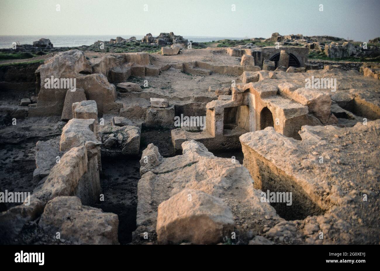 Les tombes des rois près de Paphos sont une grande nécropole de l'époque romaine, qui a été taillée sous terre dans de la pierre massive au nord de la ville. Banque D'Images