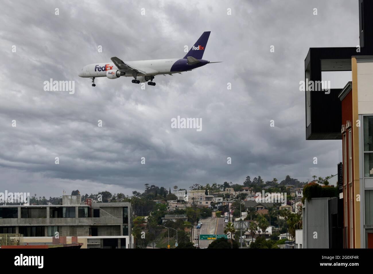 FedEx Boeing 757-222 sur l'approche finale de l'aéroport de San Diego en Californie du Sud Banque D'Images