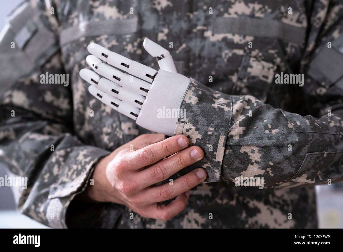 Soldat prothèse artificielle de la main de membre. Ancien combattant Banque D'Images