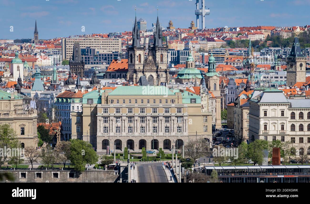 Paysage urbain de Prague - prise de vue du château de Prague surplombant l'université Charles, la vieille ville et la tour Zizkov dans l'arrière-plan Banque D'Images