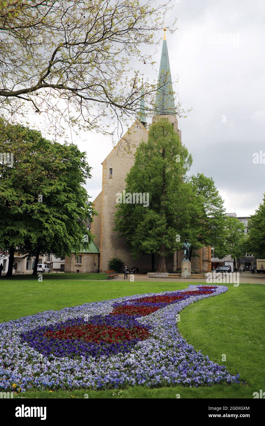 Park der Menschenrechte, im hintergrund die Neustädter Marienkirche aus dem 13. Jahrhundert, Bielefeld, Nordrhein-Westfalen, Allemagne Banque D'Images