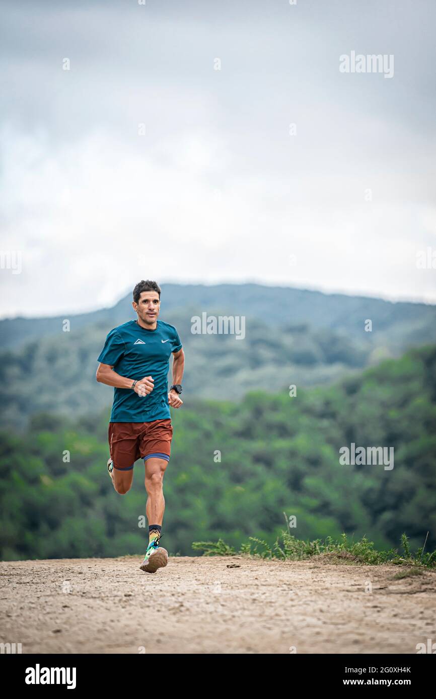 Sentier de course pour garçon dans une zone montagneuse de et pleine d'arbres. Banque D'Images