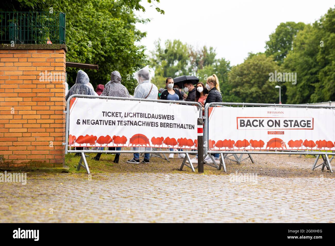 Hanovre, Allemagne. 03ème juin 2021. « ticket, photo d'identité et test négatif prêt » est écrit sur une bannière à l'entrée du Gilde Parkbühne, où le comédien Oliver Pocher et sa femme se feront exécuter avec leur programme « ie Pochers ». L'événement marque le début de la série à ciel ouvert « Retour sur scène ». Credit: Moritz Frankenberg/dpa/Alay Live News Banque D'Images