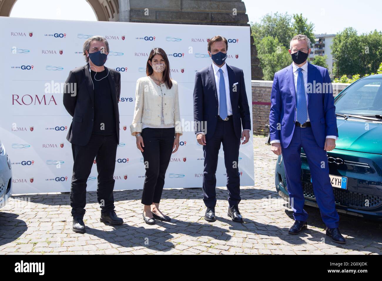 Rome, Italie. 03ème juin 2021. Le maire de Rome Virginia Raggi, PDG de FCA Bank et président de Leasys, Giacomo Carelli, PDG de Leasys Rent Paolo Manfreddi et le maire adjoint Pietro Calabre, ont présenté un nouveau service de partage de voitures à Rome près de Ponte Milvio (photo de Matteo Nardone/Pacific Press/Sipa USA) crédit: SIPA USA/Alamy Live News Banque D'Images