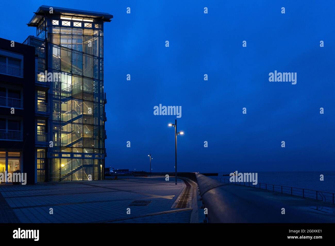 Heure bleue sur Heligoland au port intérieur Banque D'Images