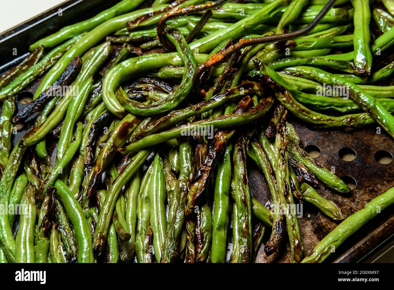 Les haricots verts grillés au charbon de bois refroidissent dans une poêle  à four Photo Stock - Alamy