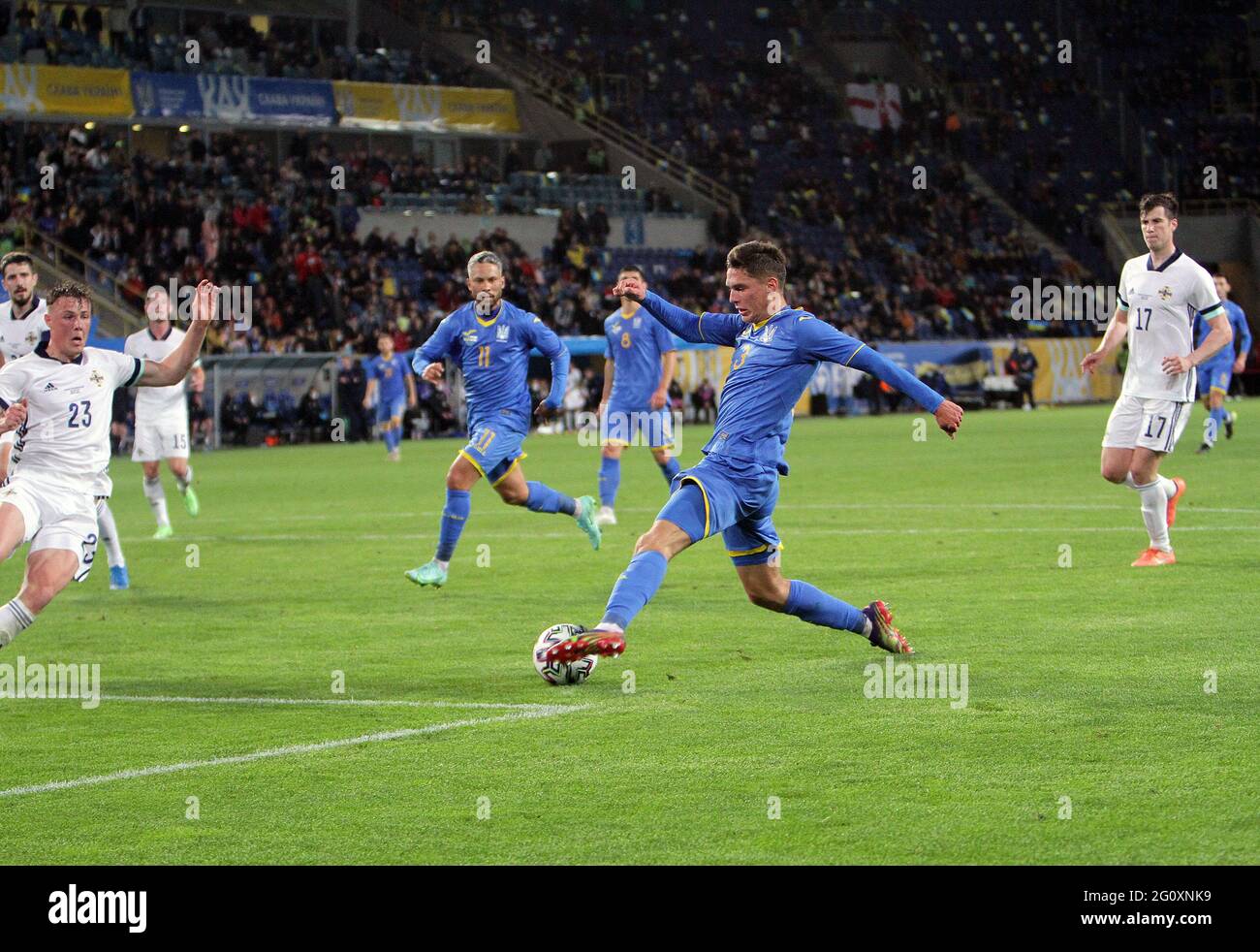 DNIPRO, UKRAINE - 03 JUIN 2021 - le joueur de l'équipe nationale de football de l'Ukraine Heorhii Sudakov (front, C) est vu en action lors du match amical contre l'équipe nationale de l'Irlande du Nord qui s'est terminé dans une victoire à domicile 1:0 sur le terrain du stade Dnipro-Arena, Dnipro, ukraine de l'est crédit: UKRINFORM/Alay Live News Banque D'Images