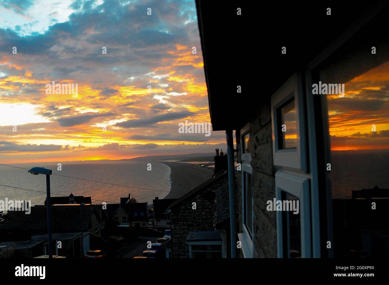 Plage de Chesil. 3 juin 2021. Météo Royaume-Uni. Coucher de soleil sur Chesil Beach, île de Portland. Crédit : stuart fretwell/Alay Live News Banque D'Images