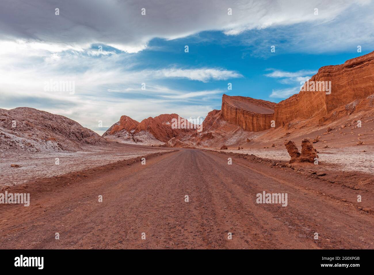 Sur la route dans la vallée de la Lune (Valle de la Luna), désert d'Atacama, Chili. Banque D'Images