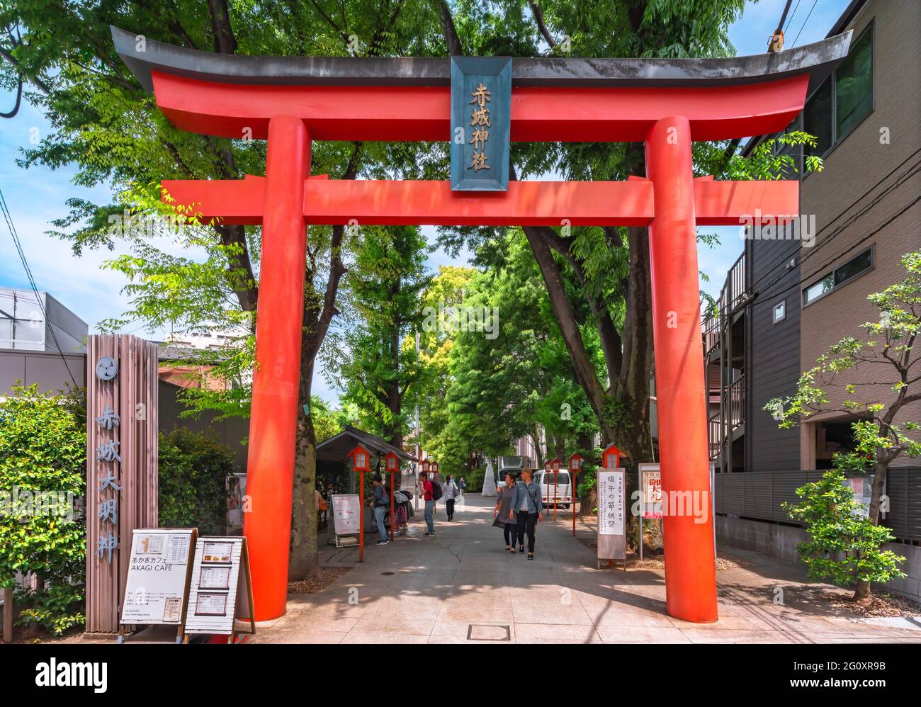 tokyo, japon - mai 03 2019 : les touristes se promenant entre les lanternes en bois sous le grand portail Torii du temple Shintoist Akagi conçu par Banque D'Images