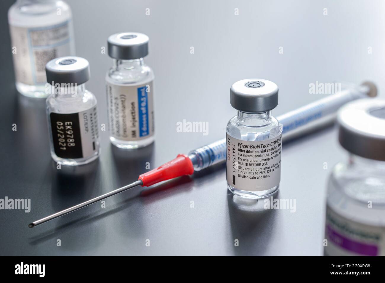 Montréal, CA - 3 juin 2021 : flacon du vaccin Pfizer-BioNTech Covid-19 parmi d'autres flacons de vaccin contre le coronavirus Banque D'Images