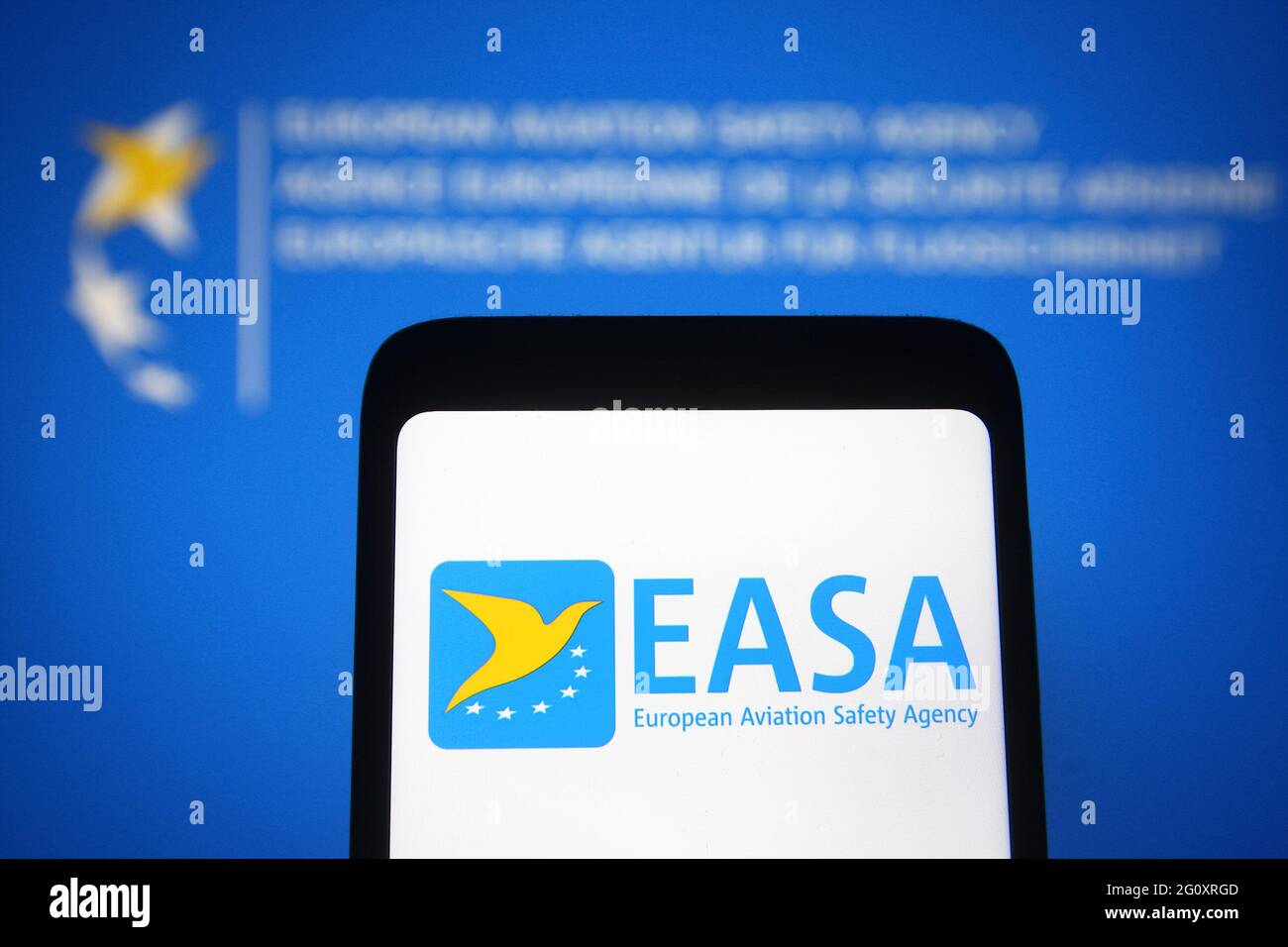 Dans cette illustration, le logo de l'EASA (Agence européenne de la sécurité aérienne) est visible sur un smartphone et un écran de pc en arrière-plan. Banque D'Images