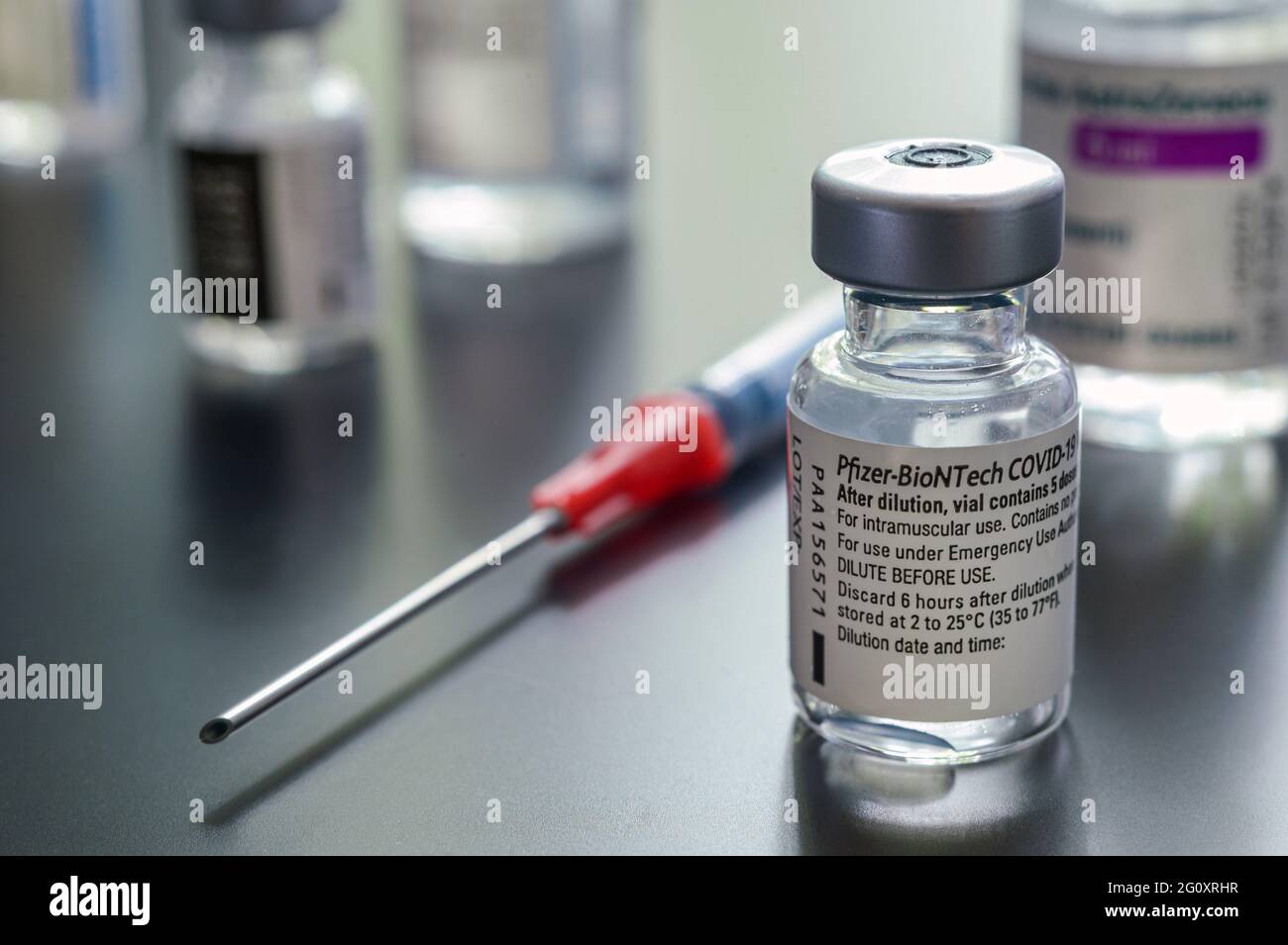 Montréal, CA - 3 juin 2021 : flacon du vaccin Pfizer-BioNTech Covid-19 parmi d'autres flacons de vaccin contre le coronavirus Banque D'Images