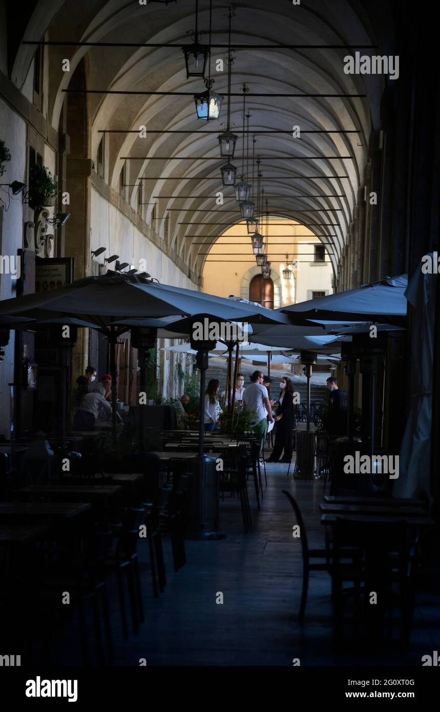 Logge Vasari dans le style Renaissance avec les tables de restaurant et les parasols Banque D'Images