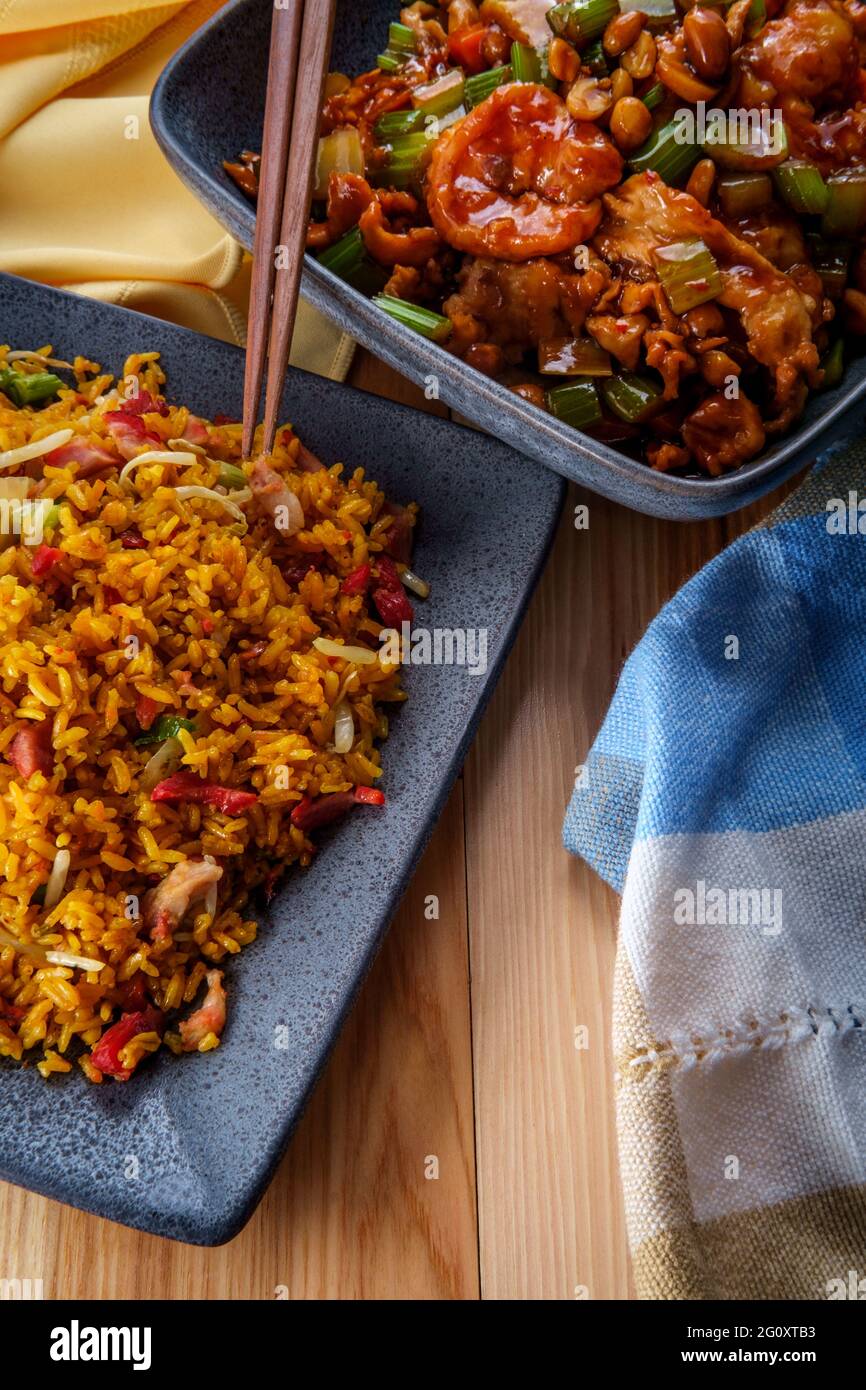 À emporter poulet chinois kung pao et crevettes avec arachides et côté de riz frit au porc Banque D'Images