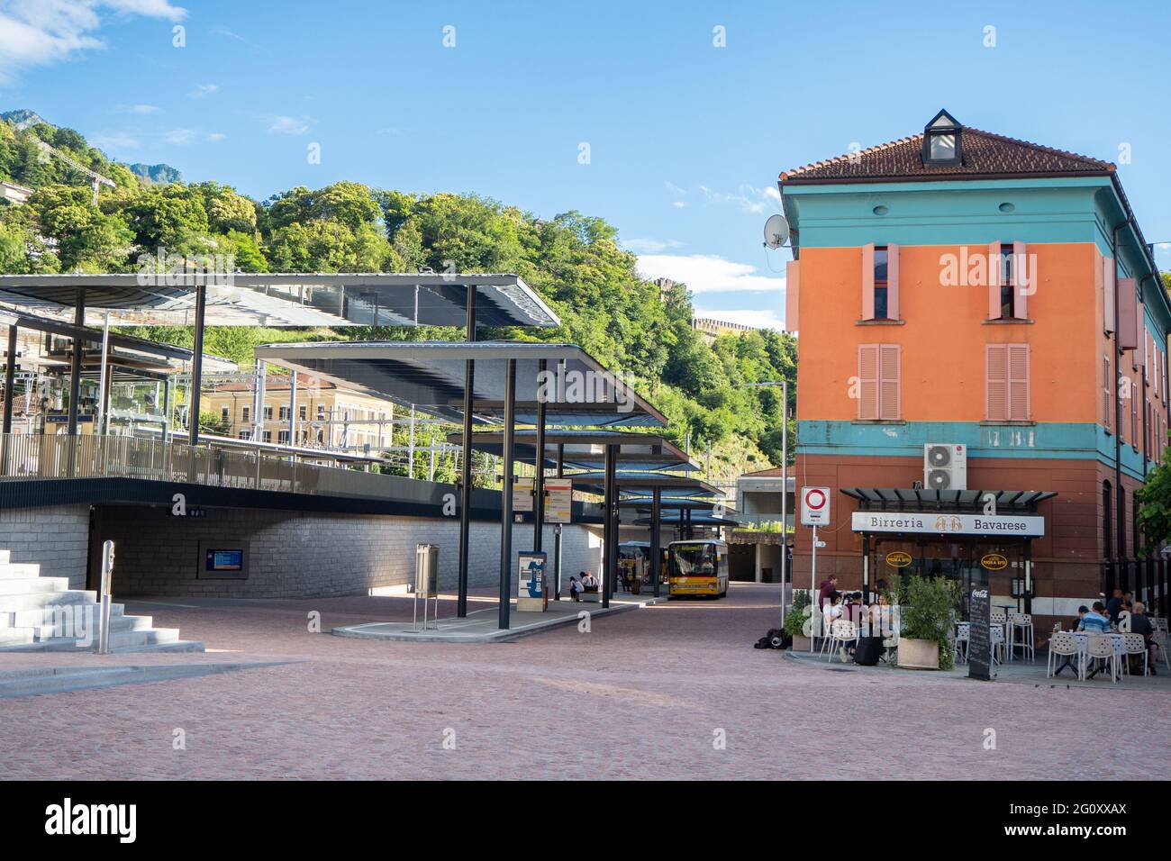 Bellinzona, Suisse - 5 juin 2020 : piste de la gare principale avec bar Banque D'Images