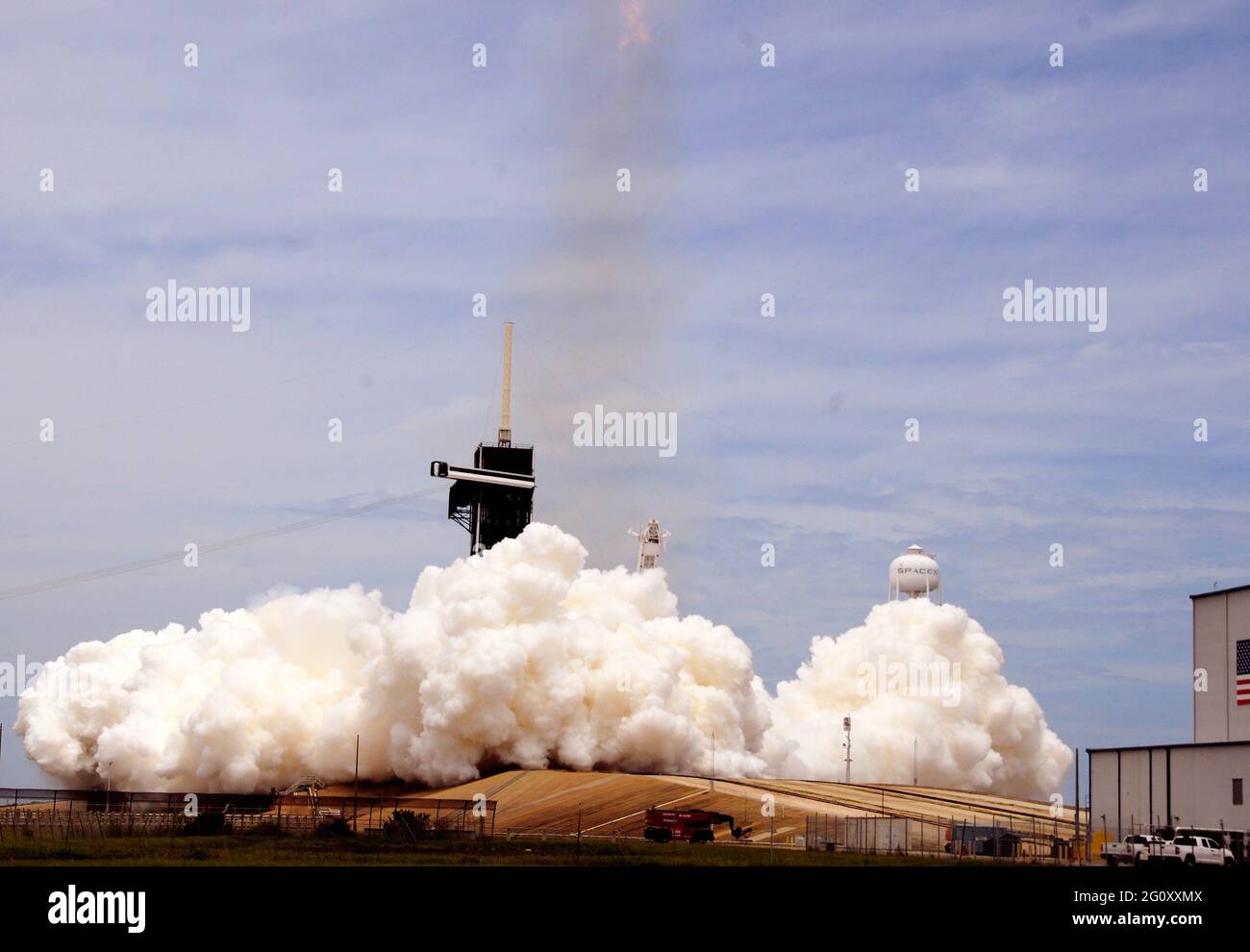 Centre spatial Kennedy. Merritt Island. Comté de Brevard. Floride. ÉTATS-UNIS. 3 juin 2021. À 13 h 29 HAE, un Falcon SpaceX 9 a lancé Dragon dans le cadre de la vingt-deuxième mission de services de réapprovisionnement commercial (CRS-22) du Launch Complex 39A (LC-39A). Après la séparation des étapes, la première étape du Falcon 9 a atterri sur le dronessaire « bien sûr, je vous aime encore », situé dans l'océan Atlantique. Dragon s'est séparé de la deuxième étape du Falcon 9 environ douze minutes après le décollage et s'attardera de manière autonome à la station spatiale le samedi 5 juin. Crédit : Julian Leek/Alay Live News Banque D'Images