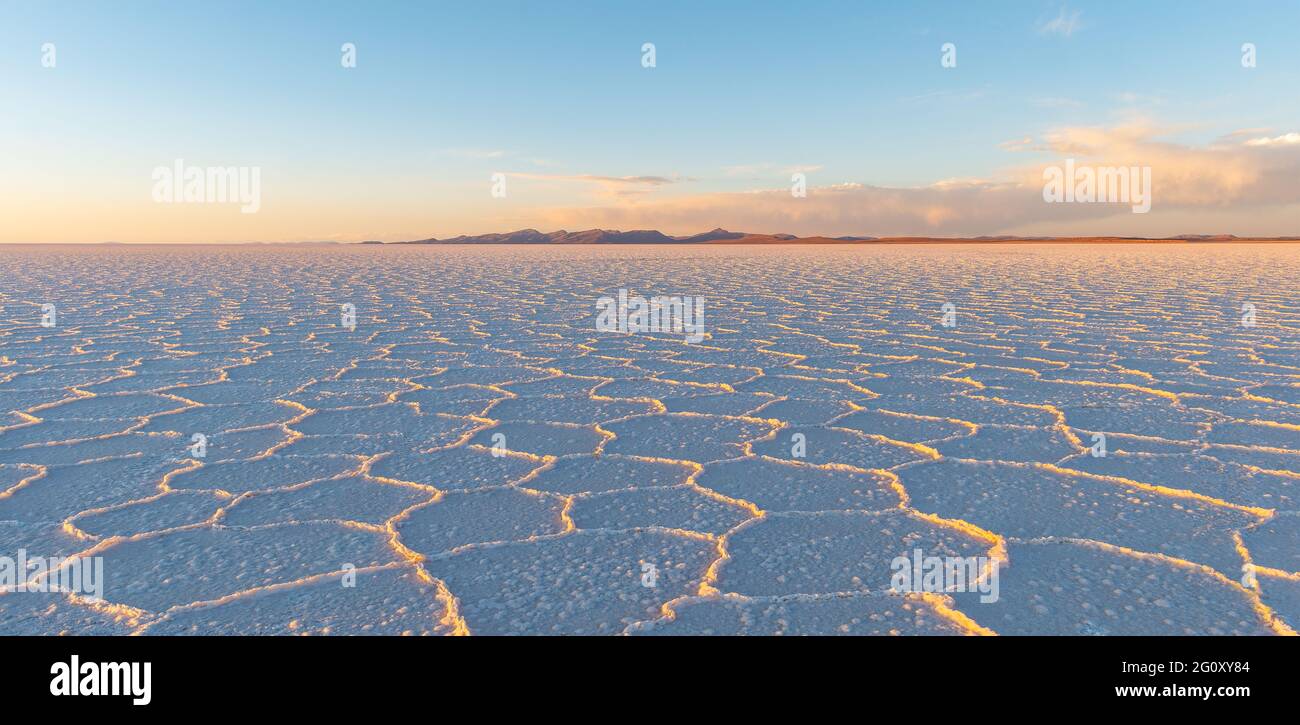 Uyuni sel plat désert coucher de soleil panorama, Bolivie. Banque D'Images