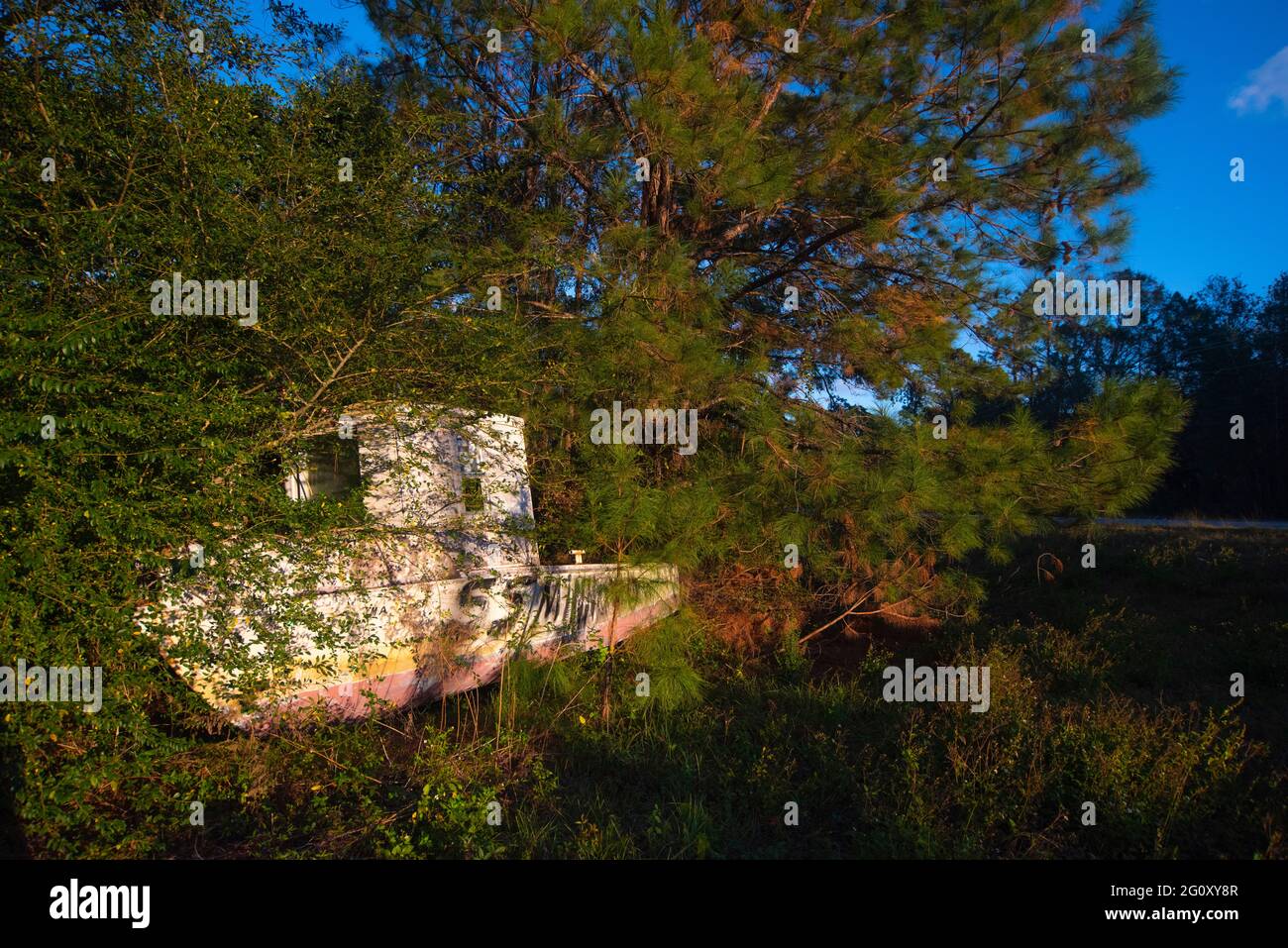 Un bateau endommagé est abandonné sur une image prise le 23 novembre 2020, au sud de Fairhope, en Alabama. Banque D'Images