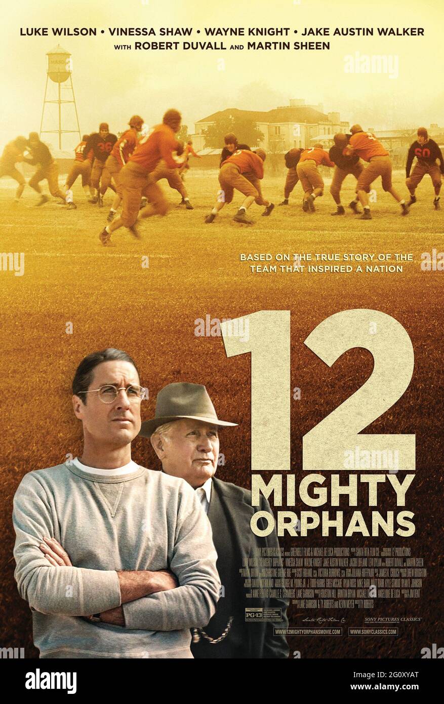 DATE DE SORTIE: 11 juin 2021 TITRE: 12 Mighty Orphans STUDIO: Sony Pictures Classics DIRECTEUR: Ty Roberts COMPLOT: Hanté par son passé mystérieux, un entraîneur de football de lycée dévoué dirige une équipe d'orphelins scarigny au championnat d'État pendant la Grande Dépression et inspire une nation brisée en chemin. AVEC : LUKE WILSON, MARTIN SHEEN poster Art. (Credit image: © Sony Pictures Classics/Entertainment Pictures) Banque D'Images