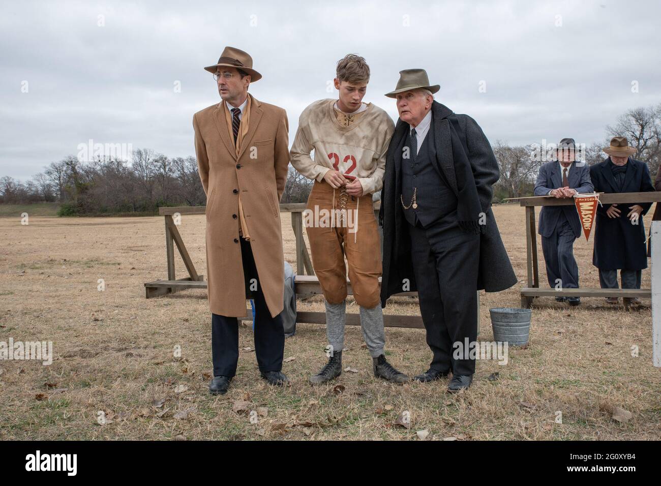 DATE DE SORTIE: 11 juin 2021 TITRE: 12 Mighty Orphans STUDIO: Sony Pictures Classics DIRECTEUR: Ty Roberts COMPLOT: Hanté par son passé mystérieux, un entraîneur de football de lycée dévoué dirige une équipe d'orphelins scarigny au championnat d'État pendant la Grande Dépression et inspire une nation brisée en chemin. AVEC: LUKE WILSON comme Rusty Russell, JACOB LOFLAND comme Snoggs, MARTIN SHEEN comme Mason Hawk. (Image de crédit : © Sony Pictures Classics/Entertainment Pictures) Banque D'Images