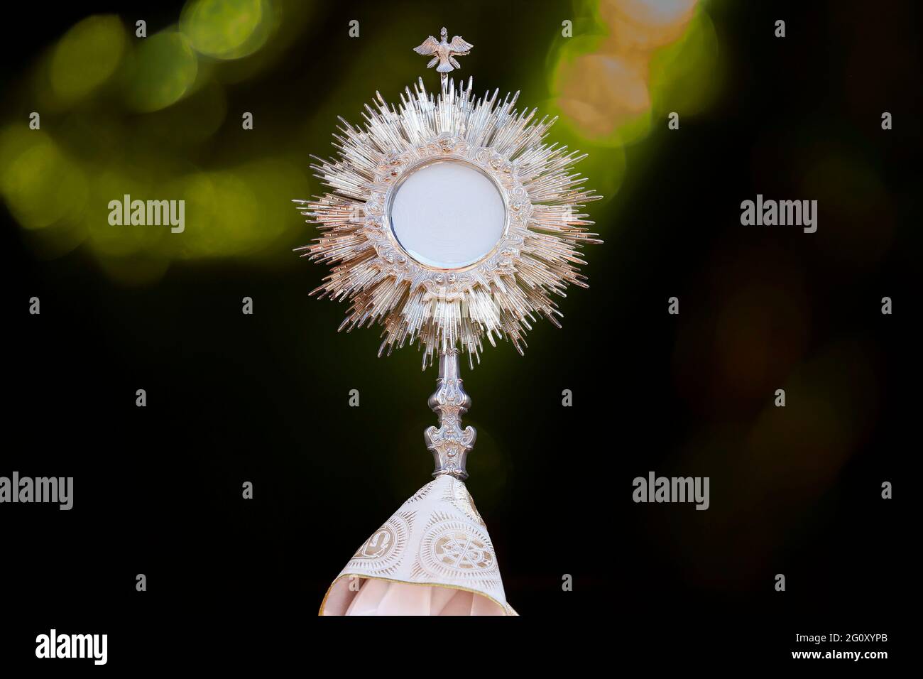 Osterensory pour culte lors d'une cérémonie de l'église catholique - adoration au Saint Sacrement - Église catholique - heure Sainte eucharistique - semaine Sainte Banque D'Images