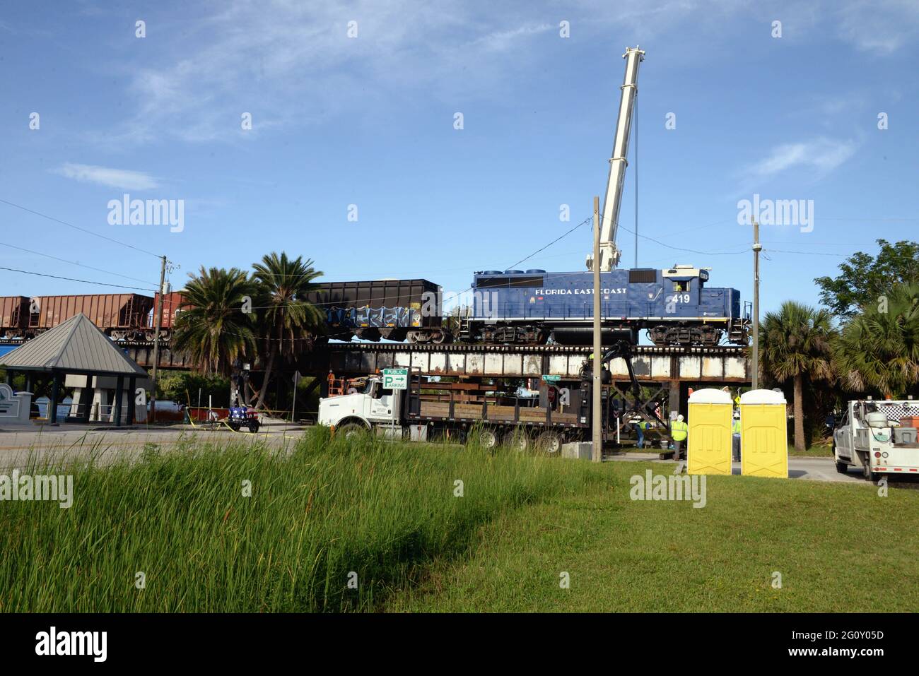 Melbourne. Comté de Brevard. Floride. ÉTATS-UNIS. 3 juin 2021. Un pont ferroviaire du centre-ville de la côte est de la Floride (FEC) au-dessus de Crane Creek nécessitera des réparations d'urgence majeures après qu'un camion à pompe à béton a couru dans l'ancien tréteau de fer. L'ancien pont est remplacé par une nouvelle structure moderne qui s'étend à l'est du pont endommagé, mais il ne sera pas achevé avant 2022. La FEC a été transportée sur l'ancienne section de 50 pi du pont jusqu'au site pour remplacer la section endommagée. Crédit : Julian Leek/Alay Live News Banque D'Images