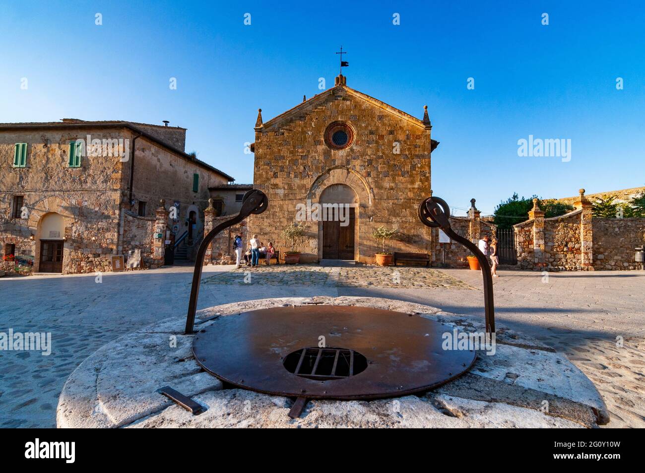 eglise de Santa Maria assunta sur la place de Rome à Monteriggioni, Italie Banque D'Images