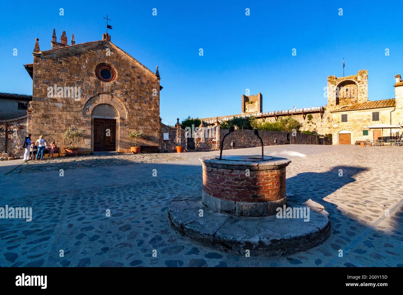 eglise de Santa Maria assunta sur la place de Rome à Monteriggioni, Italie Banque D'Images