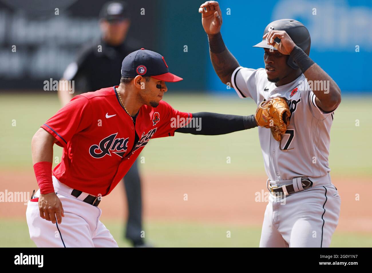 CLEVELAND, OH - MAI 31 : Tim Anderson (7) du Chicago White Sox est étiqueté par Cesar Hernandez (7) des Cleveland Indians lors d'un match au Progr Banque D'Images