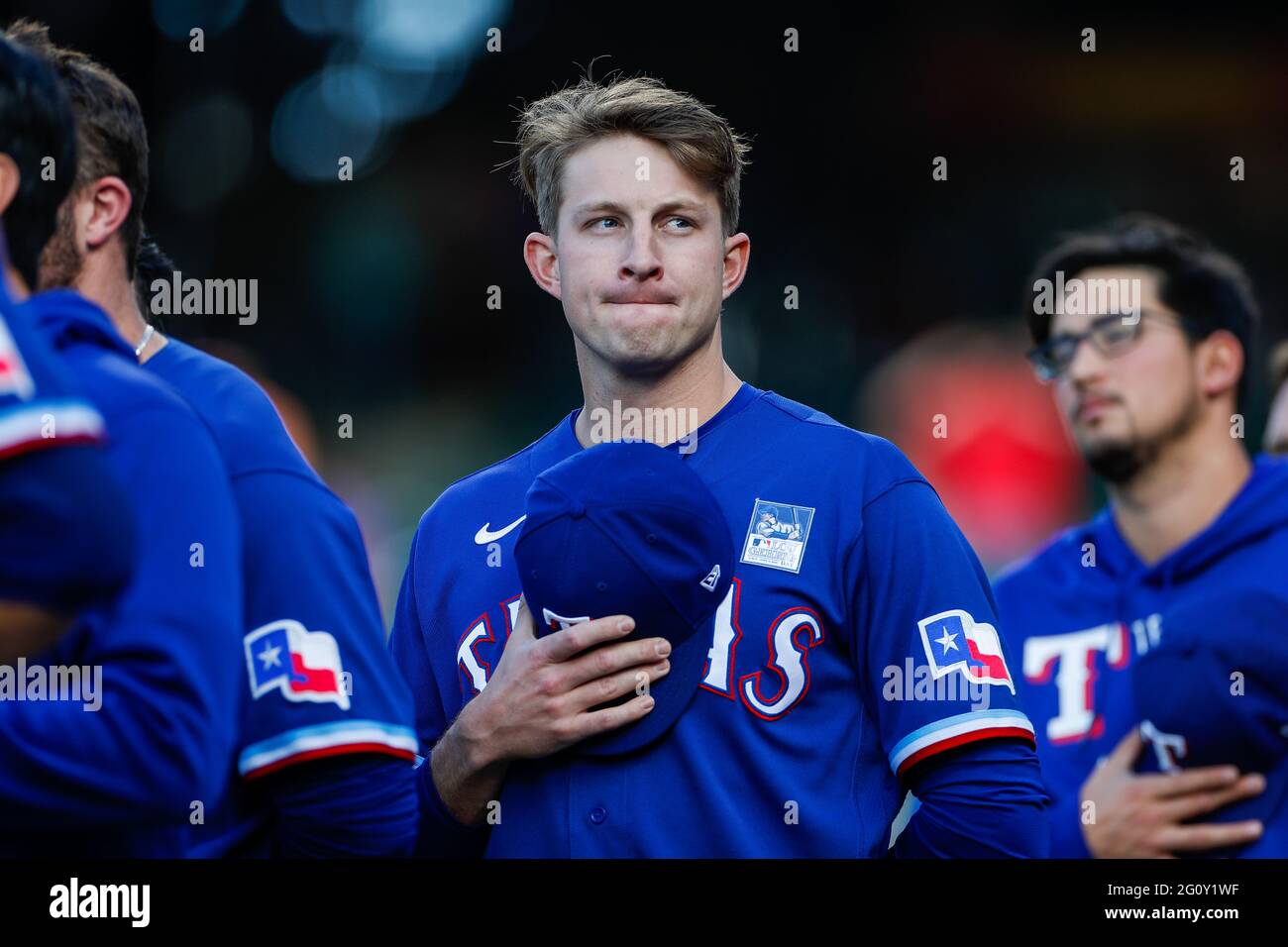 Le lanceur des Texas Rangers Brett de Geus (56) représente l'hymne national lors d'un match de saison régulière de la MLB contre les Rocheuses du Colorado, mercredi, juin Banque D'Images