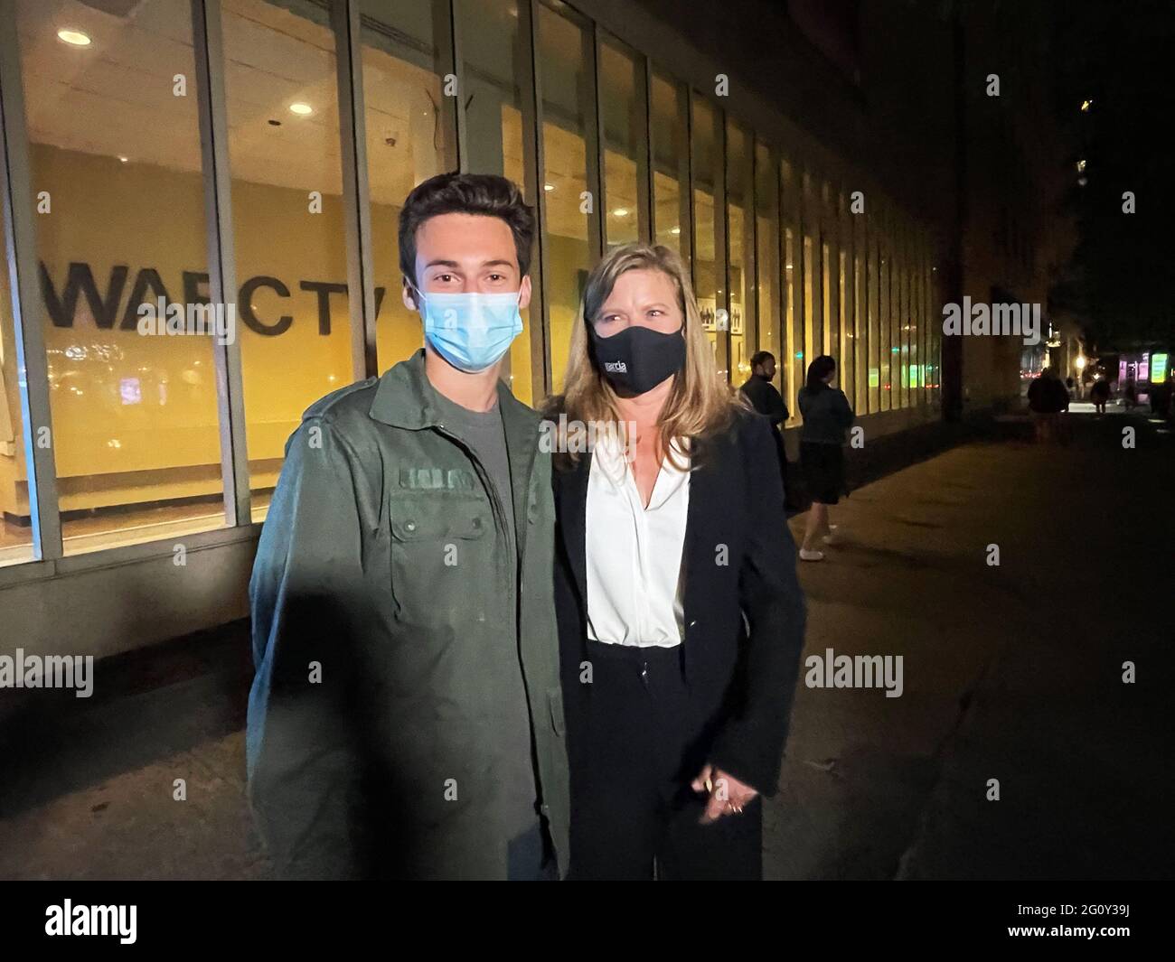 2 juin 2021, New York City, New York, États-Unis : Après deux heures d'un premier débat télévisé très tendu qui comprenait des affrontements personnels, les 8 candidats démocrates qui se sont présentés au maire de New York ont quitté, un par un, la chaîne ABC à Manhattan dans la soirée pour retourner dans le champ de campagne. L'éclosion de crime dans la ville qui doit se rétablir après la pandémie était au cœur du jeu de lutte contre les bras. KATHRYN GARCIA, 51 ans, l'ancien commissaire à l'assainissement de New York a posé avec un partisan, les deux visage masqués. Les sondages ont été rares, mais le concours suscité par les modérateurs a placé le Président de Brooklyn Borough ER Banque D'Images