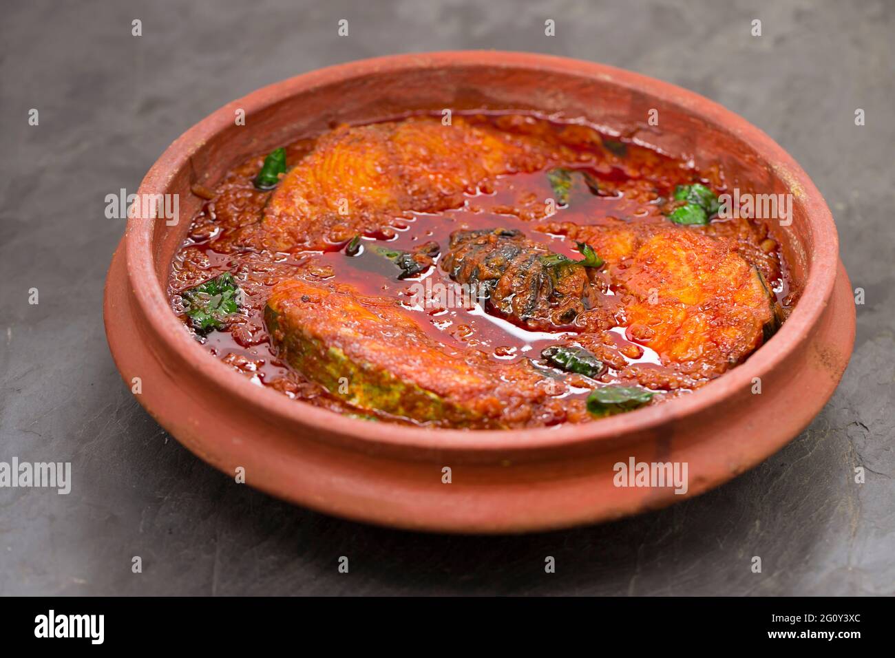 SeerFish ou curry de kingfish, curry traditionnel de poisson indien, style kerala ou style kottayam, arrangé dans un terrand garni de congé de curry Banque D'Images