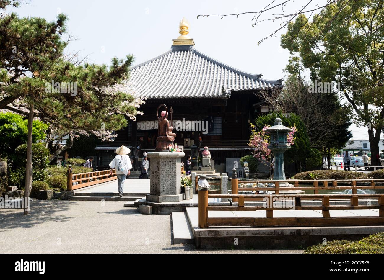 Naruto, Japon - 2 avril 2018 : pèlerin vêtu de blanc sur les terres de Ryozenji, temple numéro 1 du pèlerinage de Shikoku-henro Banque D'Images