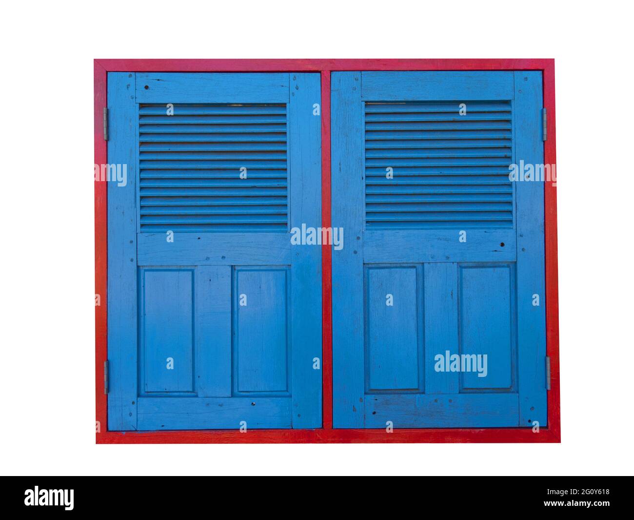 Belle fenêtre en bois dans les couleurs bleu et rouge cadre, fenêtre fermée, style vintage, isolé sur fond blanc. Banque D'Images
