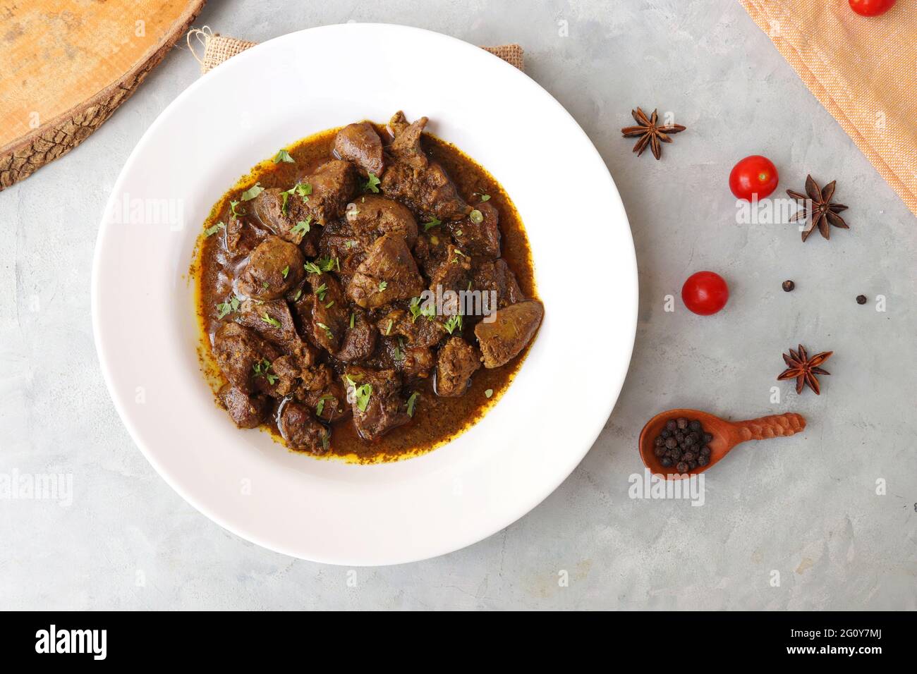 Poulet foie Masala ou Kaleji frite garni de coriandre. Le foie frite est un plat indien non végétarien très populaire. Fabriqué à partir du foie de poulet. Banque D'Images